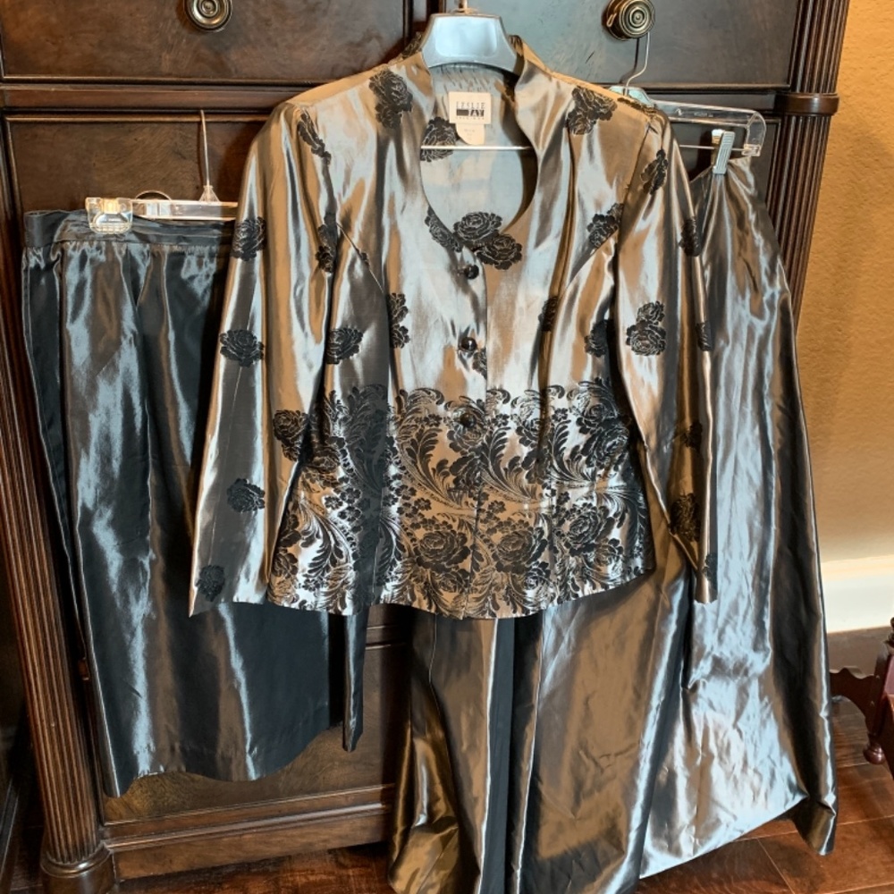 For that amazing evening out. 3 matching pieces!